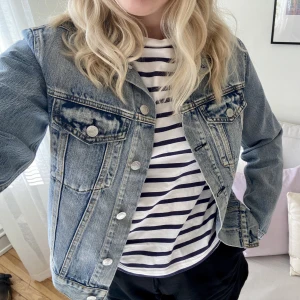 Jeansjacka  - Säljer denna blåa jeansjacka då den inte längre kommer till användning. Inköpt för några år sedan på Bikbok, men bara använd fåtal gånger. Lite oversized i modellen. DM för fler frågor. Budgivning vid flera intresserade 💓