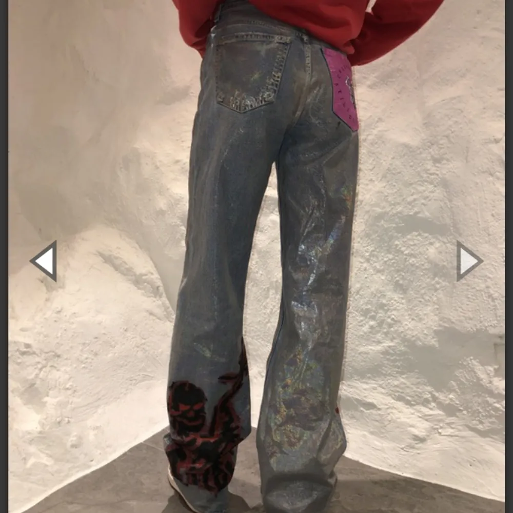 Säljer dessa handmålade jeans från illbatting design! De är målade med silverglittrig färg 😇nypris: 1500kr Pris kan diskuteras vid snabb affär . Jeans & Byxor.