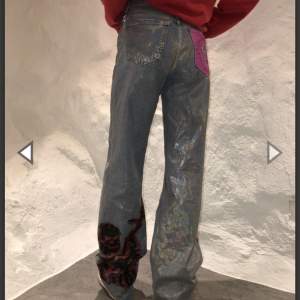 Säljer dessa handmålade jeans från illbatting design! De är målade med silverglittrig färg 😇nypris: 1500kr Pris kan diskuteras vid snabb affär 
