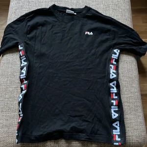 FILA t-shirt  - Fila t-shirt som säljs för att den inte kommer till användning. Bra skick men ansvänts en del. Hör av er för fler detaljer🥰