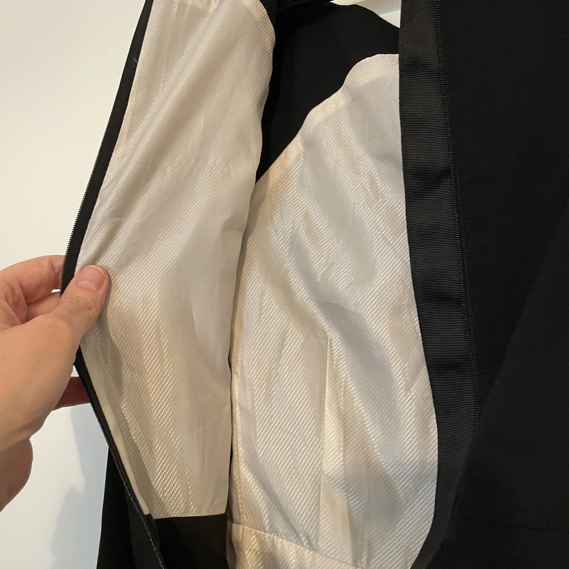 Fodrad svart fodralklänning  - 91