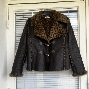 Vintage fejk faux läderjacka pälskappa fur fauxfur coat stand studio dupe vegan  - Aldrig använd vintage läderjacka (fejk läder och päls) med pälsdetaljer säljes. Superfint skick! Strl: S. 