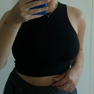 Svart topp - Svart topp från Shein, strl S. Aldrig kommit till användning 🖤30kr + frakt 🦋