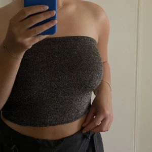 Glittrig topp - Glittrig tubtopp, så snygg! Strl S/M. 40kr + frakt🩶🖤🦋
