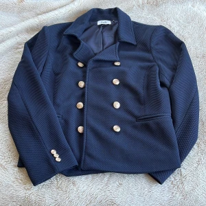 Kavaj från isay  - Säljer denna kavaj från Isay i storlek 44. Kavajen är i stor sett oanvänd och i mycket bra skick :)