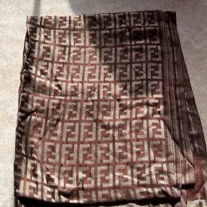 Fendi halsduk kopia. Aldrig använd. Haldduken är ca 2 meter lång och 70 cm bredd. 