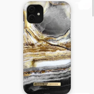Ideal of Sweden  - Printed case - outer space agate  Vintage Oöppnad, oanvänd. Helt ny. Nypris: 299kr Mitt pris: 70kr. Säljer flera mobil skal just nu då jag precis bytt telefon. Dessa skalen är för IPhone 11 och IPhone XR.