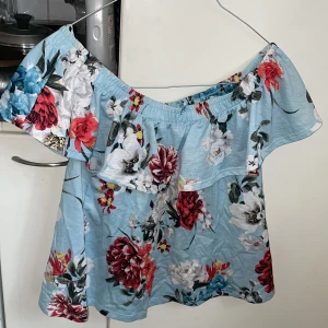 Sommartopp  - Säljer denna fina sommartopp.  Ljusblå med blommor. Strl: S.  Köpt från Gina:Tricot. Knappt använd.