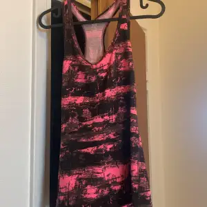 Ett rosa/svart tränings linne 