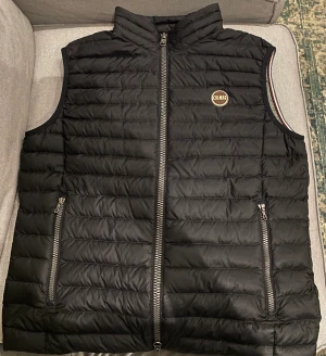 Väst  - Säljer min Colmar väst då den är för stor för mig. Inga skador på den och den är i perfekt skick. L.52