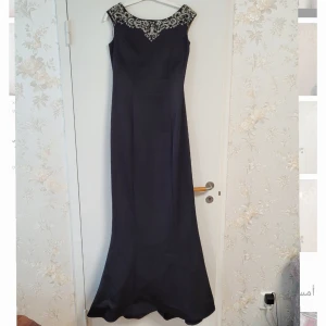 Event klänning, festklänning, bröllopsklänning  - Svart klänning med Silvriga detaljer i storlek 40/42 Pris kan alltid diskuteras. Nyskick. Har haft på mig den bara en gång