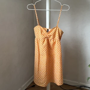 Klänning - En kort vid klänning från H&M. Stl 38. Dragkedja i midjan. Använd kanske 2 gånger. Super söt.🧡