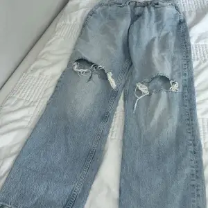 Fina mom jeans med hål,dem är i fint skick och har endast använt 1-2 gånger.Obs frakt 64kr