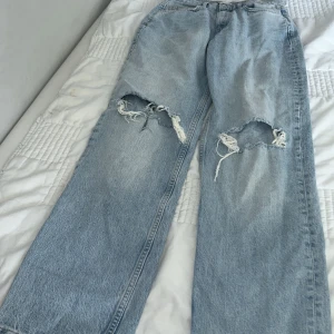 Mom jeans med hål i - Fina mom jeans med hål,dem är i fint skick och har endast använt 1-2 gånger.Obs frakt 64kr
