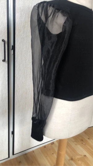 Blus - Liknande tröja som min andra annons fast utan urringning och utan prickar på ärmarna, super fin och i stretchigt material så passar även M, perfekt för svala sommarkvällar och utekvällar😊