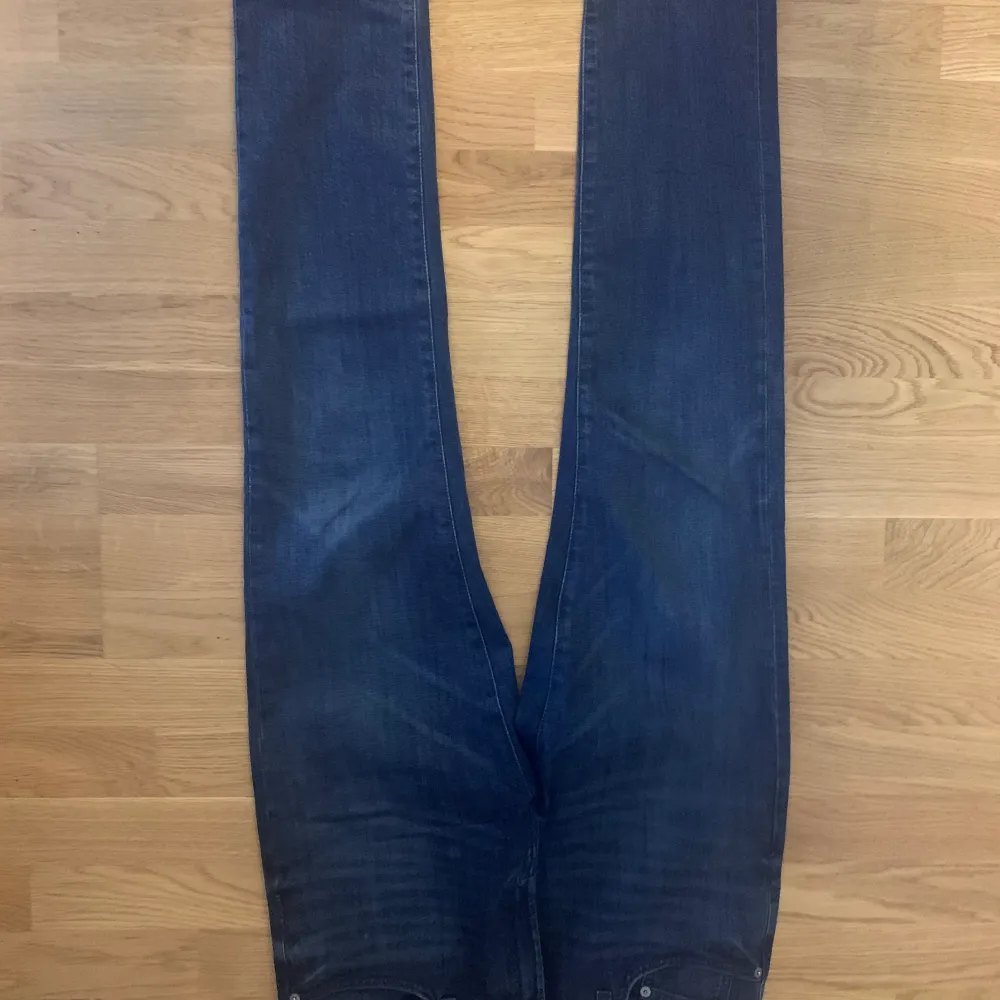 Fina mörkblåa jeans från dressmann, modell slim fit, storlek 32/32. Köparen står för frakt 😃. Jeans & Byxor.