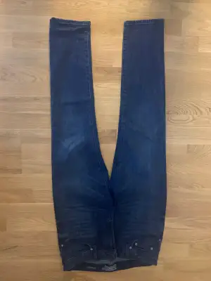Fina mörkblåa jeans från dressmann, modell slim fit, storlek 32/32. Köparen står för frakt 😃