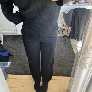 Kostymbyxor  - Säljer dessa svarta, raka kostymbyxor från na-kd i storlek 38. Jag är 170cm.
