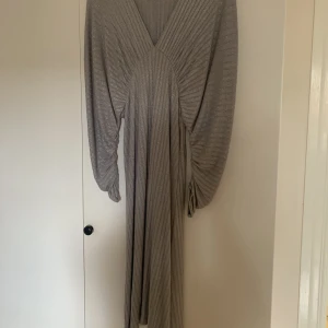 Grå fest klänning från Zara - Klänningen är använd ca 3 gånger så är i fint skick 