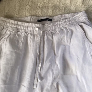 Linnebyxor  - Fina linnebyxor från lager 157, köpte i fel storlek därav säljer jag dem, dem är jätte sköna och super bra nu när det börjar bli sommar, byxorna är i storlek M men passar även L eftersom dem e stretchiga😊