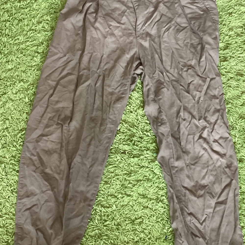 Några grå/bruna byxor köpt på secondhand för 100kr helt oanvändba och rena!. Jeans & Byxor.