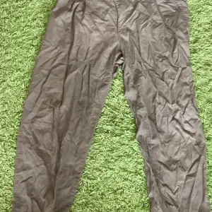 Några grå/bruna byxor köpt på secondhand för 100kr helt oanvändba och rena!