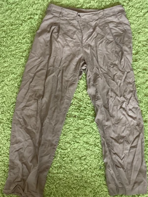 Byxor - Några grå/bruna byxor köpt på secondhand för 100kr helt oanvändba och rena! Kontakta gärna innan köp:)
