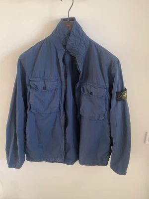Stone Island Overshirt/tunn jacka - Säljer min stone Island Overshirt/tunn jacka! Använd ett fåtal gånger och i ett jätte bra skick!! Kan gå ner i pris i snabb affär!!
