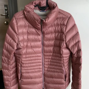 Colmar dunjacka - Colmar dunjacka i storlek 170. Den är som XS. Jag som är storlek S har använt den. Användts endast ett fåtal gånger och i väldigt bra skick. Som ny