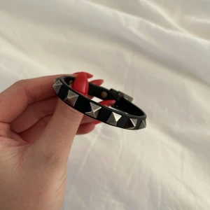 Valentino armband  - Valentina armband äkta, bra skick men vet tyvärr inte vart kvittot har tagit vägen därav priset❤️ 