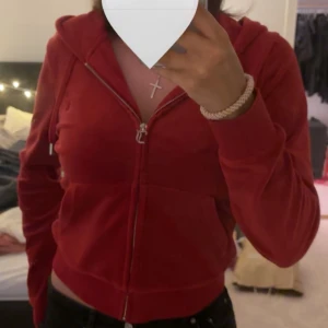 Röd juicy couture tröja - Hej! Säljer min röda juicy couture tröja då jag andvänder den 4 gånger på typ ett år. Den är i storlek M men passar även xs/s. Köpte för 1100kr men säljer för 650kr. Bilderna är mina 💖💖