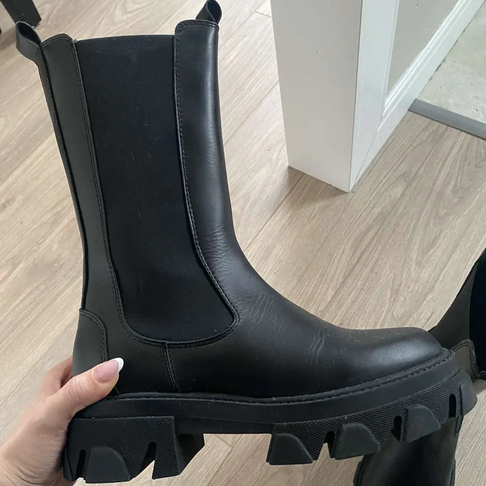 Skit snygga läder boots som tyvärr inte längre kommer till användning, inprinsip helt oanvända❣️. Skor.