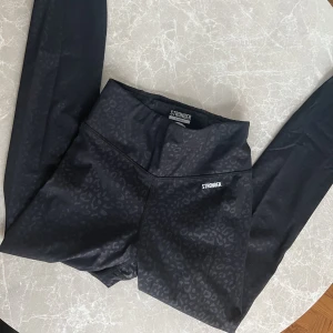 Träningstights  - Säljer dessa helt nya tränings tights från stronger, storlek xs👌
