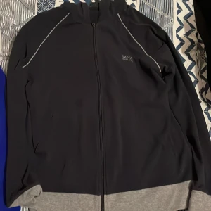 Hugo boss  - En tunn Hugo boss väldigt mjuk å skön 