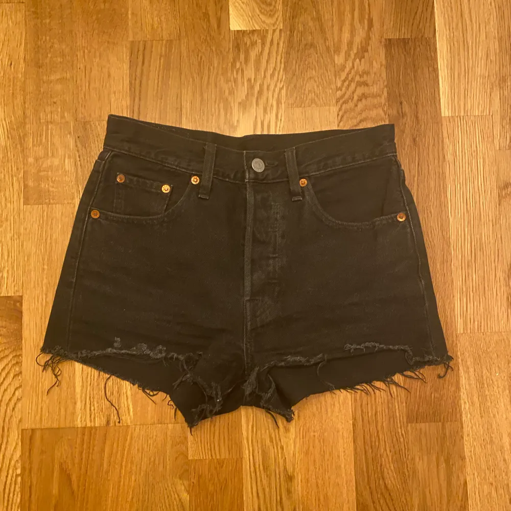 Levis 501 jeansshorts, svarta. Ganska så använda, så smått uttöjda men sitter fortfarande väldigt bra. Super bra kvalité! Säljs då de har blivit för små för mig. Ordinarie pris: 669kr. Shortsit.