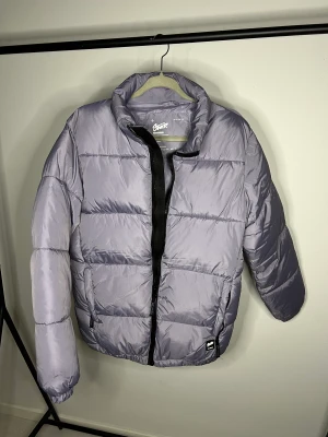 Vinterjacka - Säljer en vinterjacka storlek M använt några gånger , pris 500+frakt eller kom pm med bud.