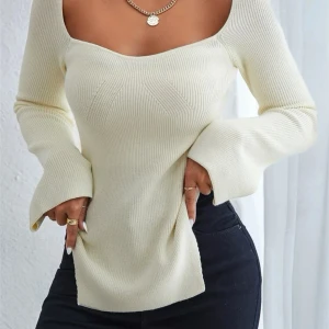 Ribbad tröja - Den är typ vit begie och knappt använd, och kostade 210 kr, skriv om bara om ni vill ha fler bilder!✨