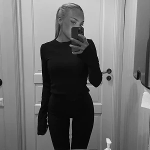 Adsgn - Långärmad topp från adsgn. Lite knottrig och nån liten lös tråd men går säkert att fixa! 