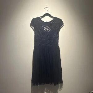 Klänning - Öppen rygg (syns på bild). Använd 1 gång, som ny. 