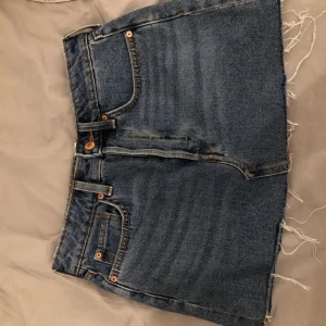 Jeanskjol - Säljer min snygga jeanskjol. Har aldrig kommit till användning är alltså i nyskick. Använd gärna knappen köp nu😊skulle säga att den passar mellan 34-38