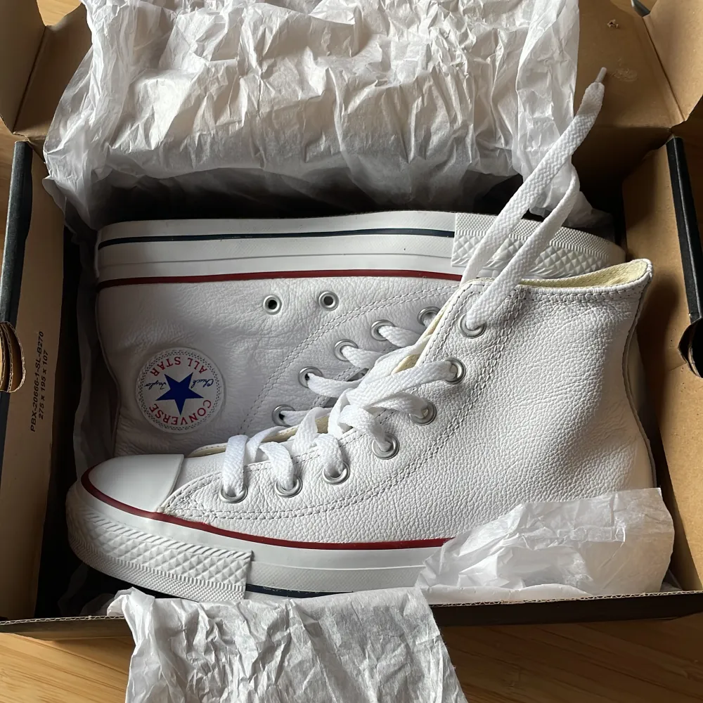 Helt oanvända vita skinn Converse i stl. 36,5. Skor.