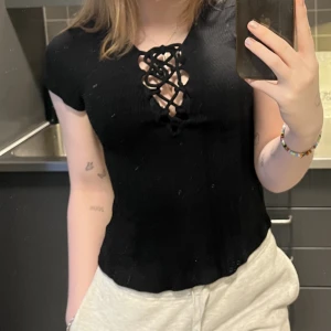 Svart tröja - Superfin ribbad topp från Bikbok i storlek m men passar även s! 