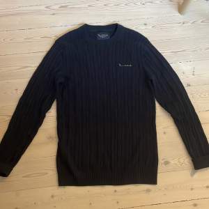 Mörkblå bondelid tröja köpt från MQ, använd fåtal gånger  (nypris: 700) Pris kan diskuteras