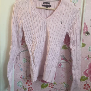 Gant tröja - En rosa gant tröja med v ringning i nästan nyskick. Inte använd mycket alls! Nypris kring 900kr-1000kr, mitt pris 300kr. Storlek S men sitter fint på mig som är en xs. 