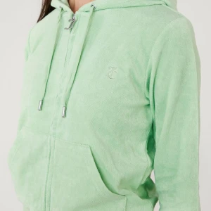 juicy couture kofta - säljer en av mina koftor från juicy couture. skulle säga att färgen är mint grön, i fint skick.💞