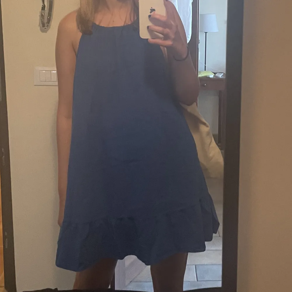 Sjukt söt blå klänning som är perfekt att ha till stranden eller andra tillfällen, säljes då jag har så många klänningar🩷. Klänningar.