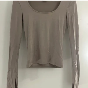 beige tröja med slits - En beige långärmad med slits från ginatricot. Nytt skick, endast använd ett flertal gånger. Storlek xs men passar mig utmärkt som har s. Nypris 200kr.