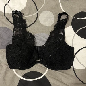 Bh (intimissimi)  - Jättefin bh från intimissimi, köpt i sommras  . Fin spets med glitter . Säljer pga för liten . Det är stolek 75D men skulle säga att den är liten i stolek . Som ny 