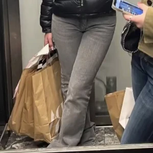 Bootcut jeans - Säljer mina gina jeans då dom börjar sitta för tight, dom är storlek 36 och är väl andvända utan defekter!! Sitter bra i längden på mig som är 170 (Innerbenslängden 85cm, midjemått rakt över 36cm 😆 pris går möjligtvis att diskuteras ev. byten