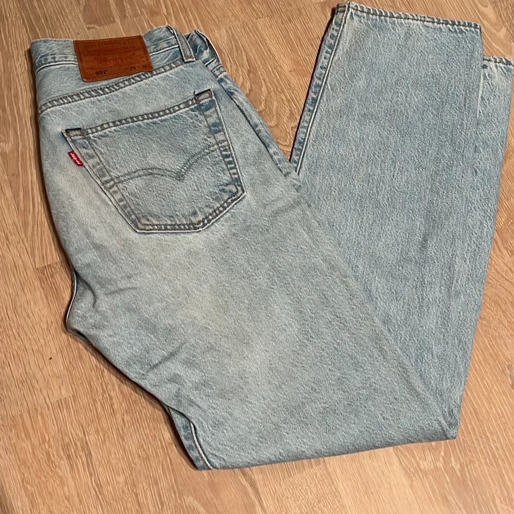 Säljer mina Levis 501 i bra skick Ny pris 1100 Köparen står för frakten. Jeans & Byxor.